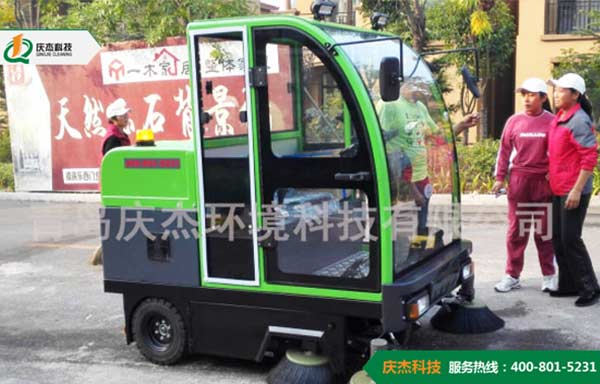 工廠(chǎng)掃地車(chē)現在越來(lái)越多的出現在工廠(chǎng)車(chē)間當中