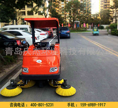 在熱浪肆虐的夏天打掃衛生當然要用電動(dòng)掃地車(chē)