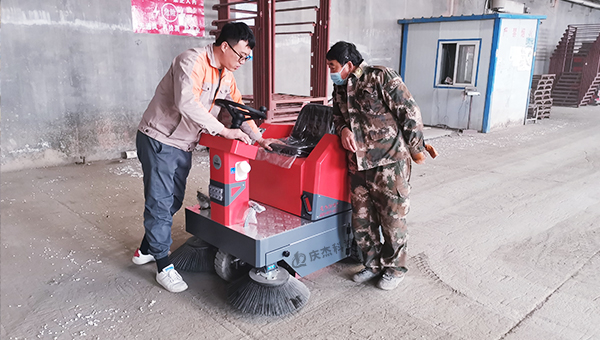 清掃車(chē)-清掃車(chē)廠(chǎng)家-航空工業(yè)選擇駕駛式掃地車(chē)